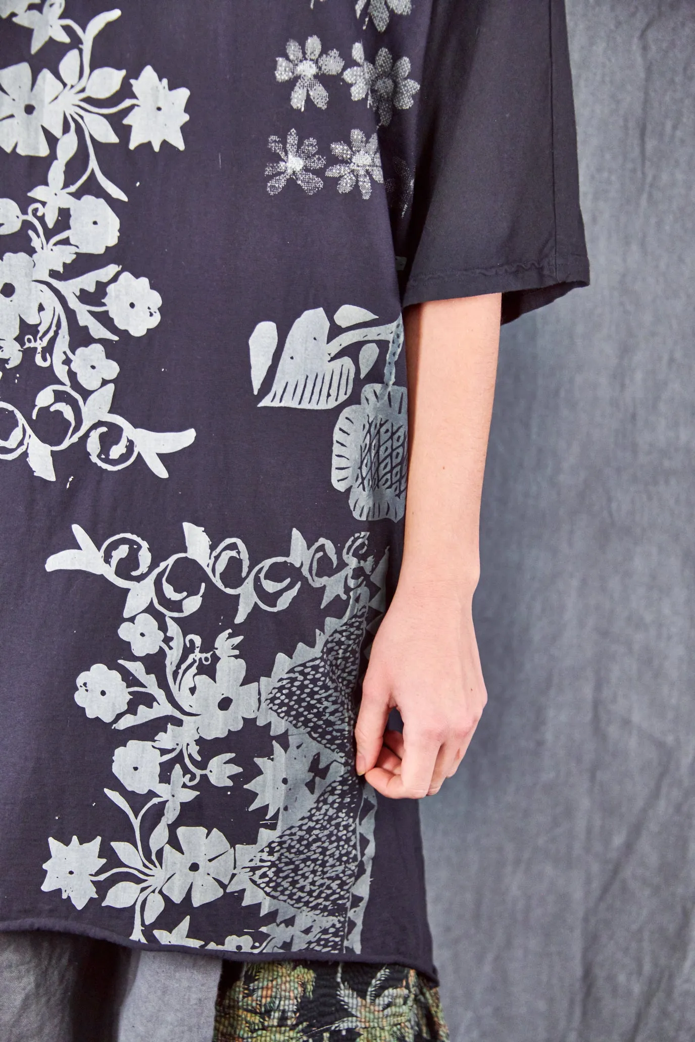 1564 Euro Slim Fit Art Tunic Magpie Black-Stitch Work Sampler