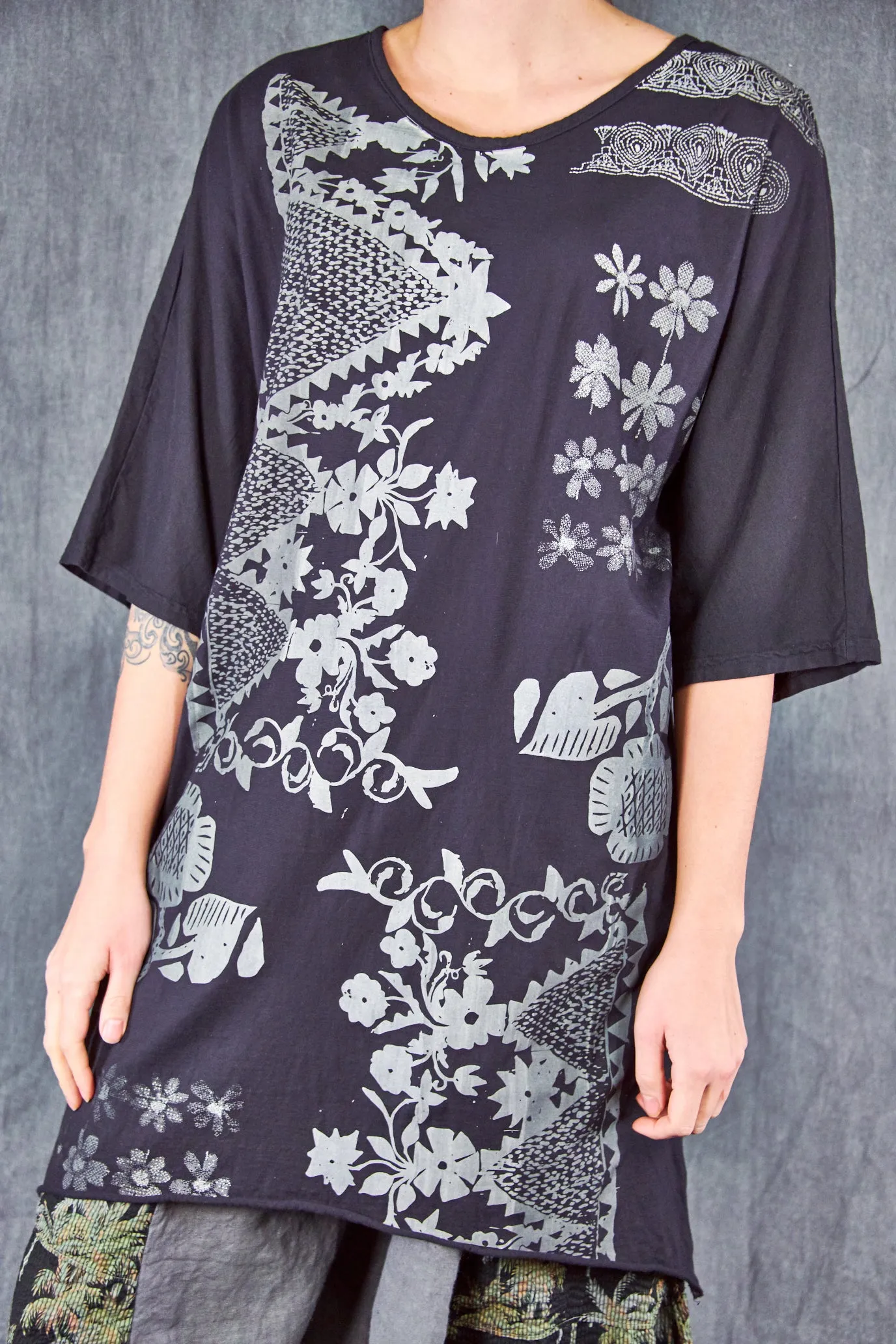 1564 Euro Slim Fit Art Tunic Magpie Black-Stitch Work Sampler