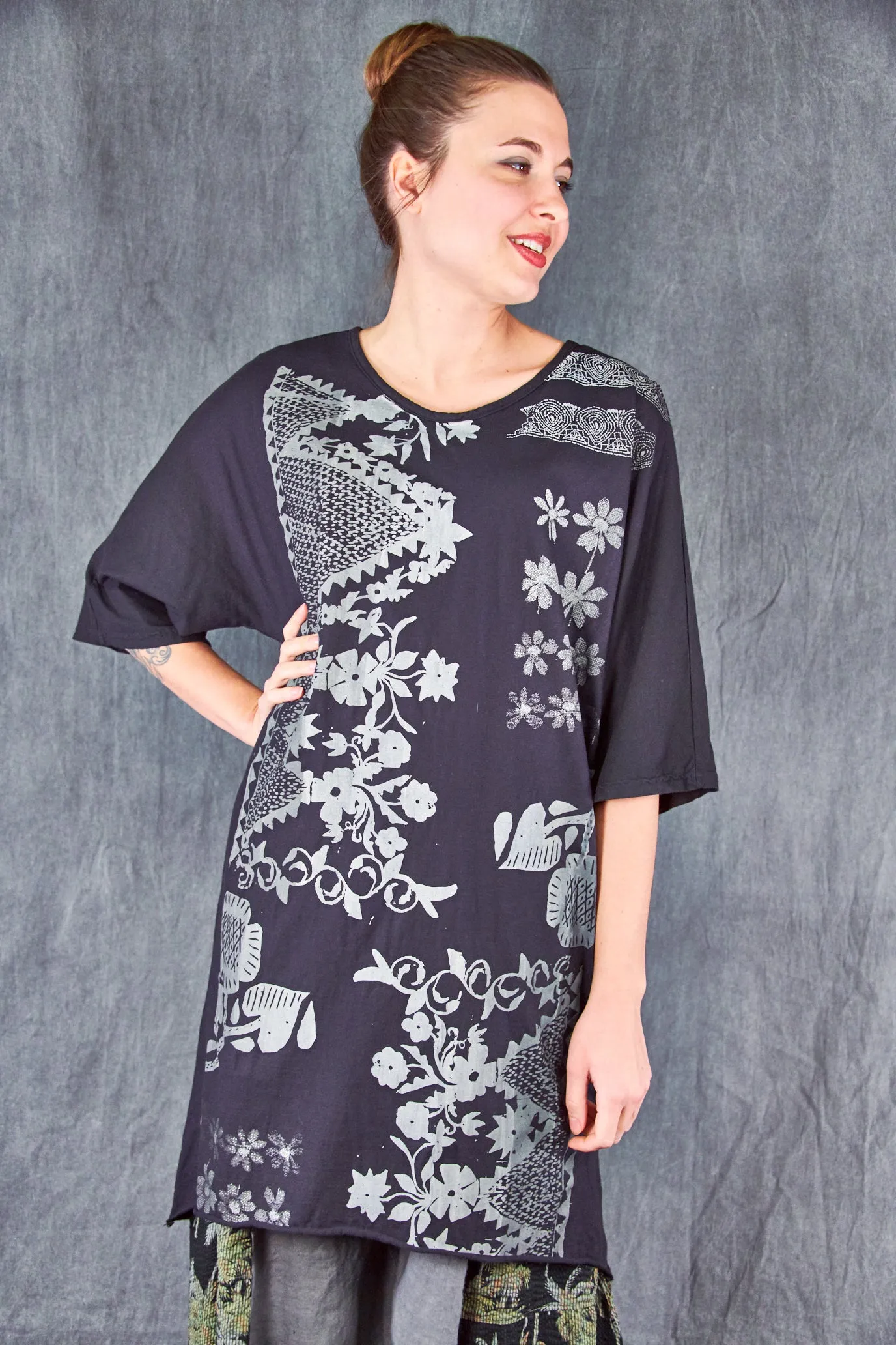 1564 Euro Slim Fit Art Tunic Magpie Black-Stitch Work Sampler