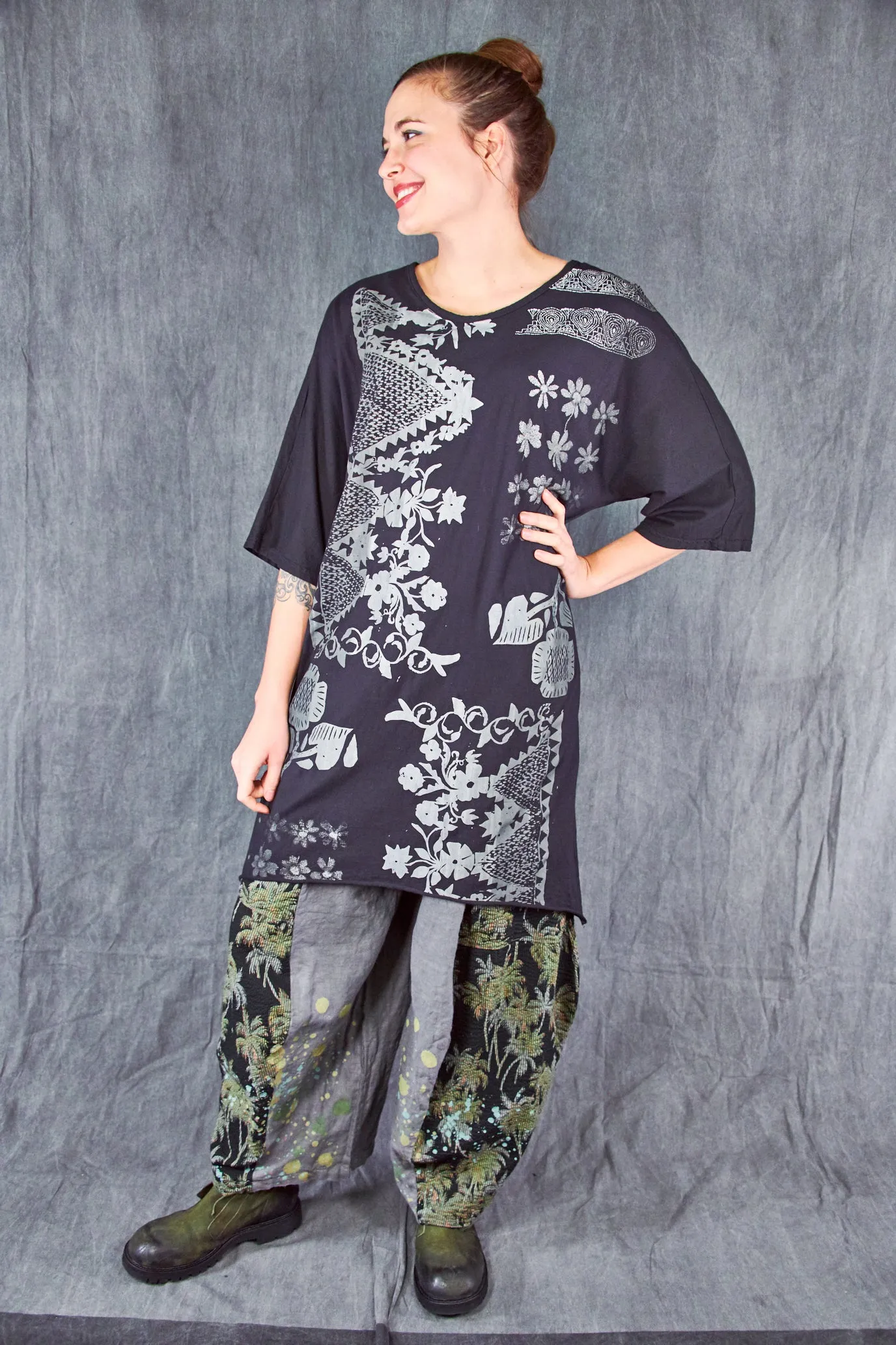 1564 Euro Slim Fit Art Tunic Magpie Black-Stitch Work Sampler
