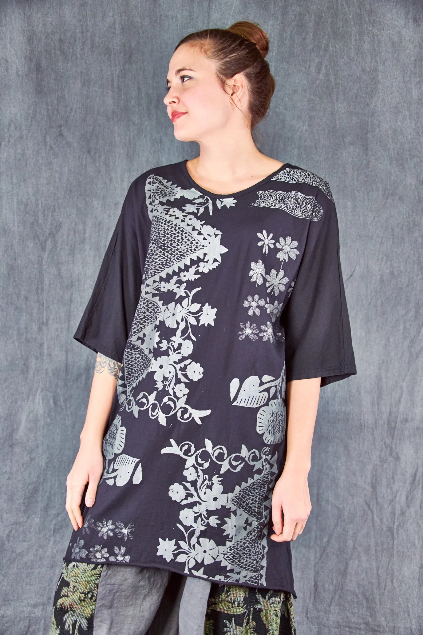 1564 Euro Slim Fit Art Tunic Magpie Black-Stitch Work Sampler