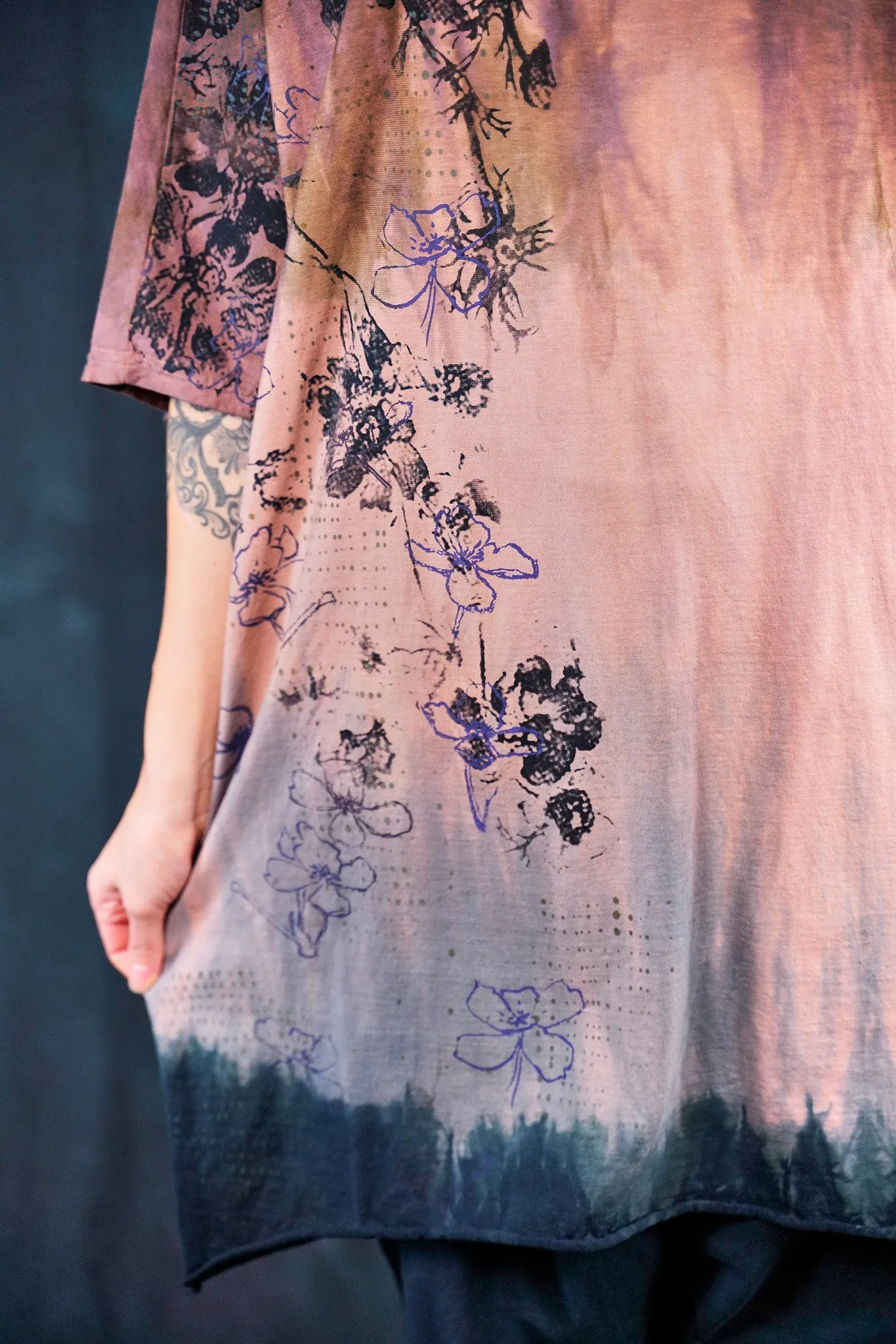 1564HD Euro Slim Fit Art Tunic Mocha Charcoal Flora Singe