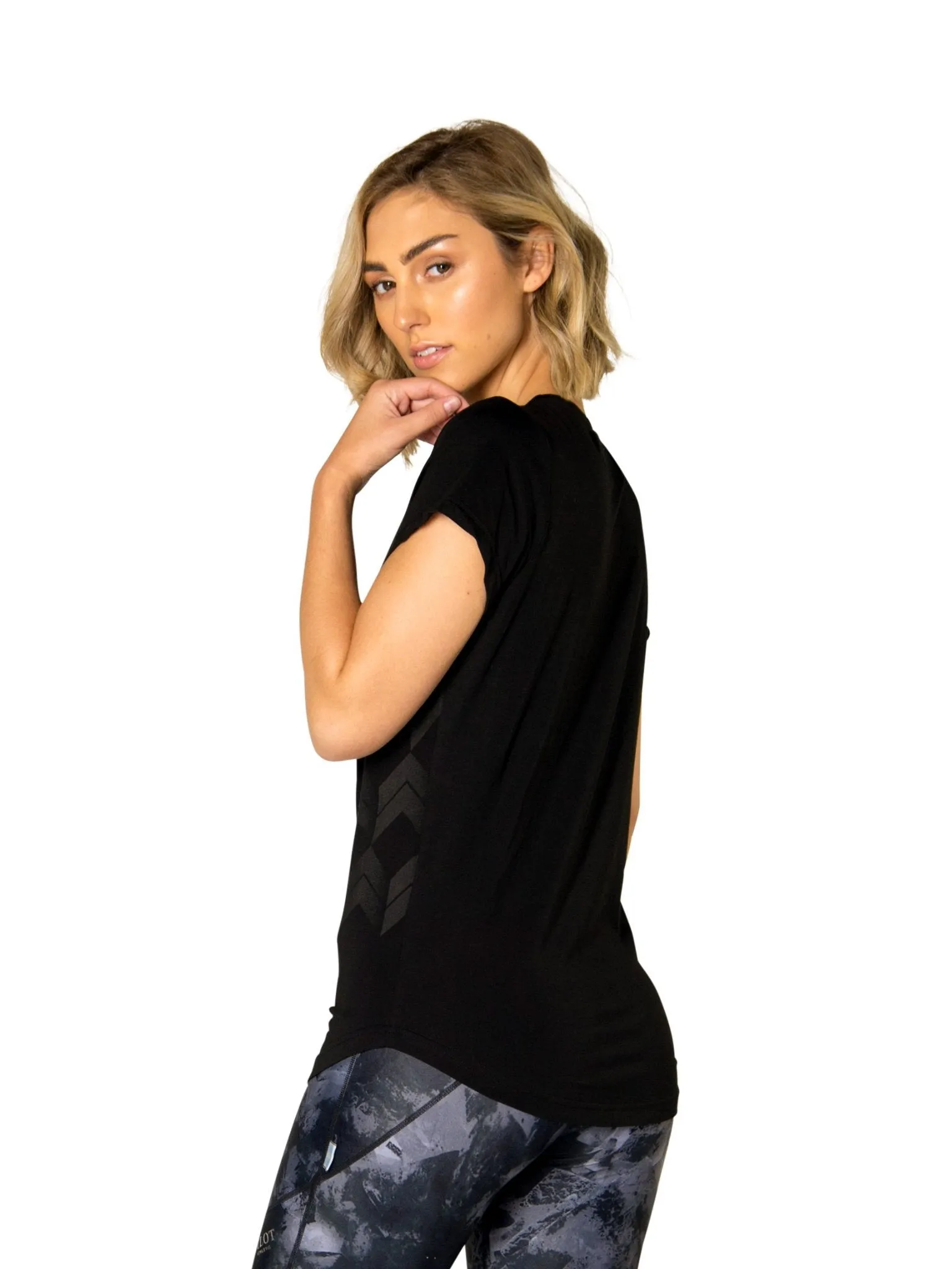 JEAN CHEVRON-REPEAT SCOOPED TEE - BLACK