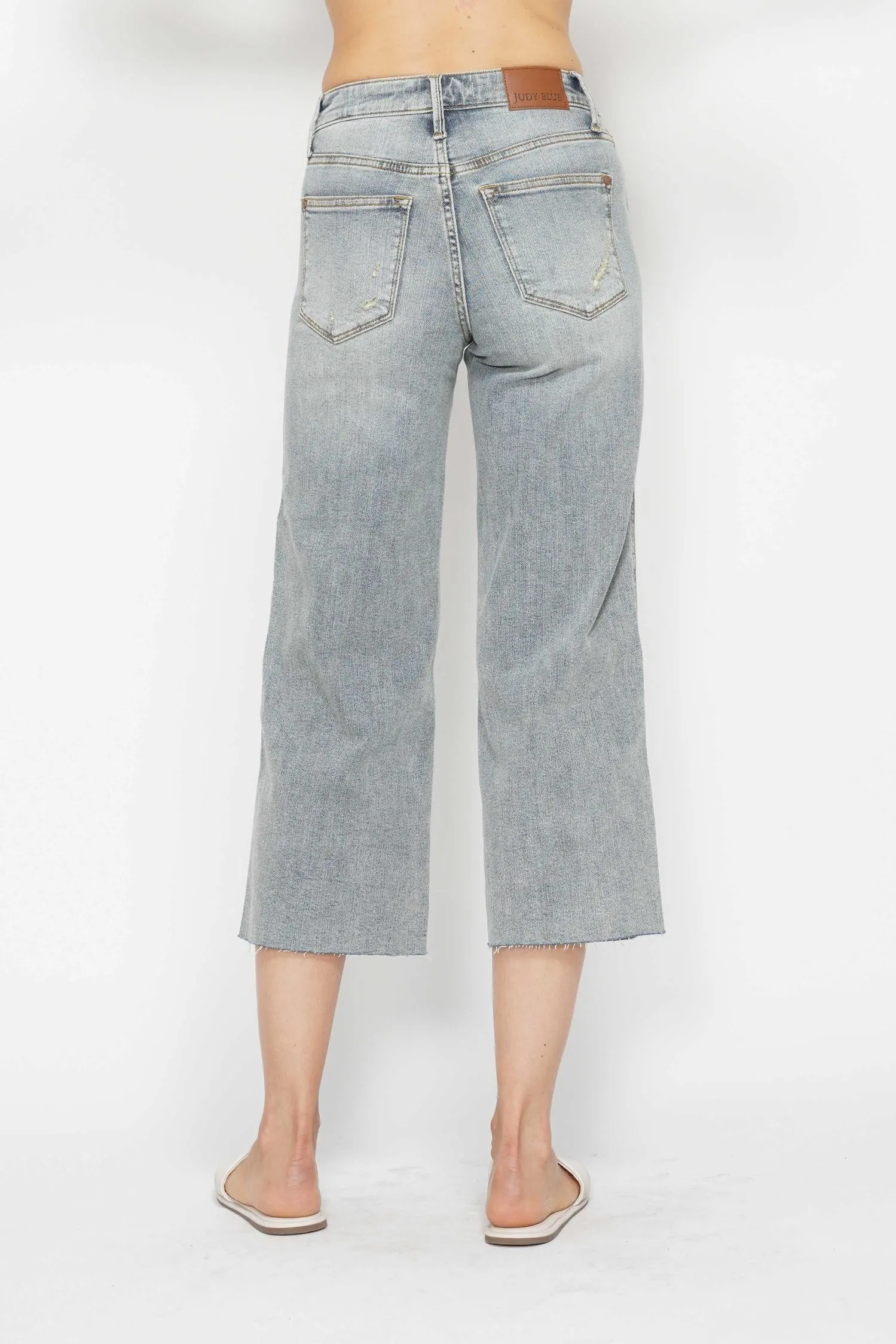 Light Mid Rise Tummy Control Raw Hem Crop Wide Judy Blue Capris 3/7/25 9688