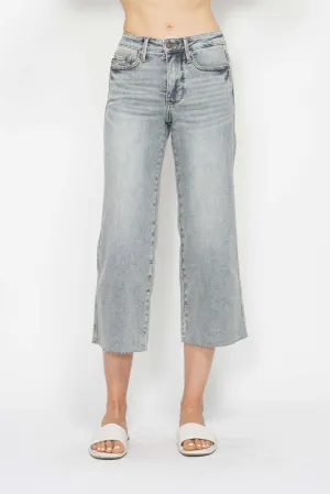 Light Mid Rise Tummy Control Raw Hem Crop Wide Judy Blue Capris 3/7/25 9688