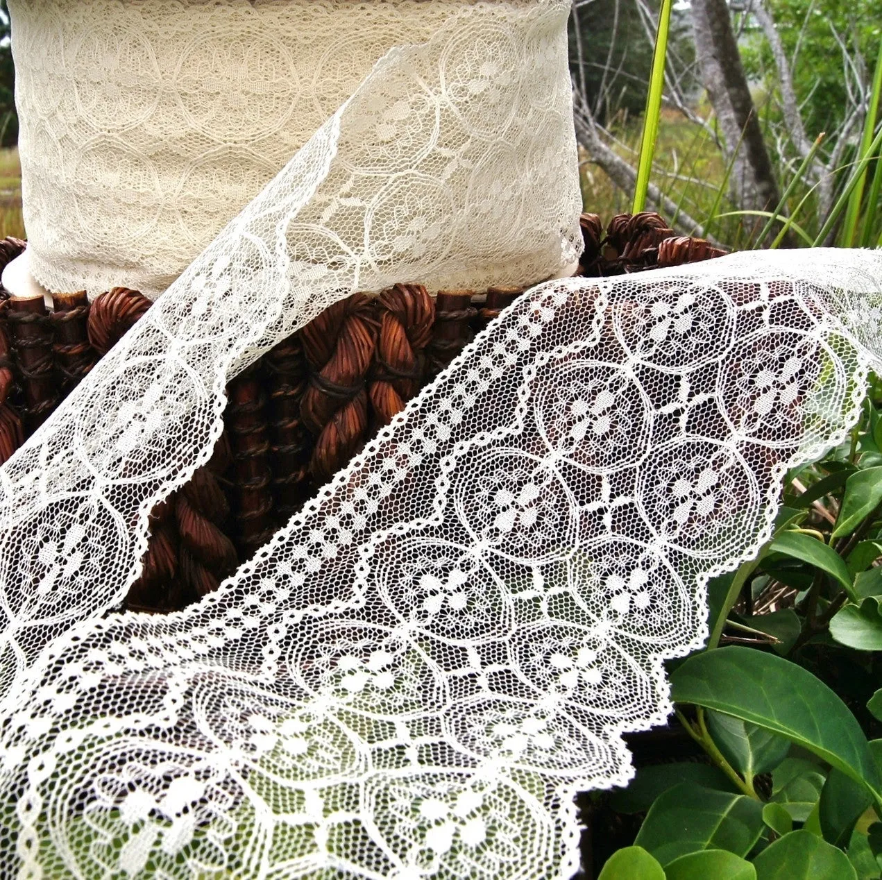 Medallion Cream Scalloped Lace Trim 4½" wide