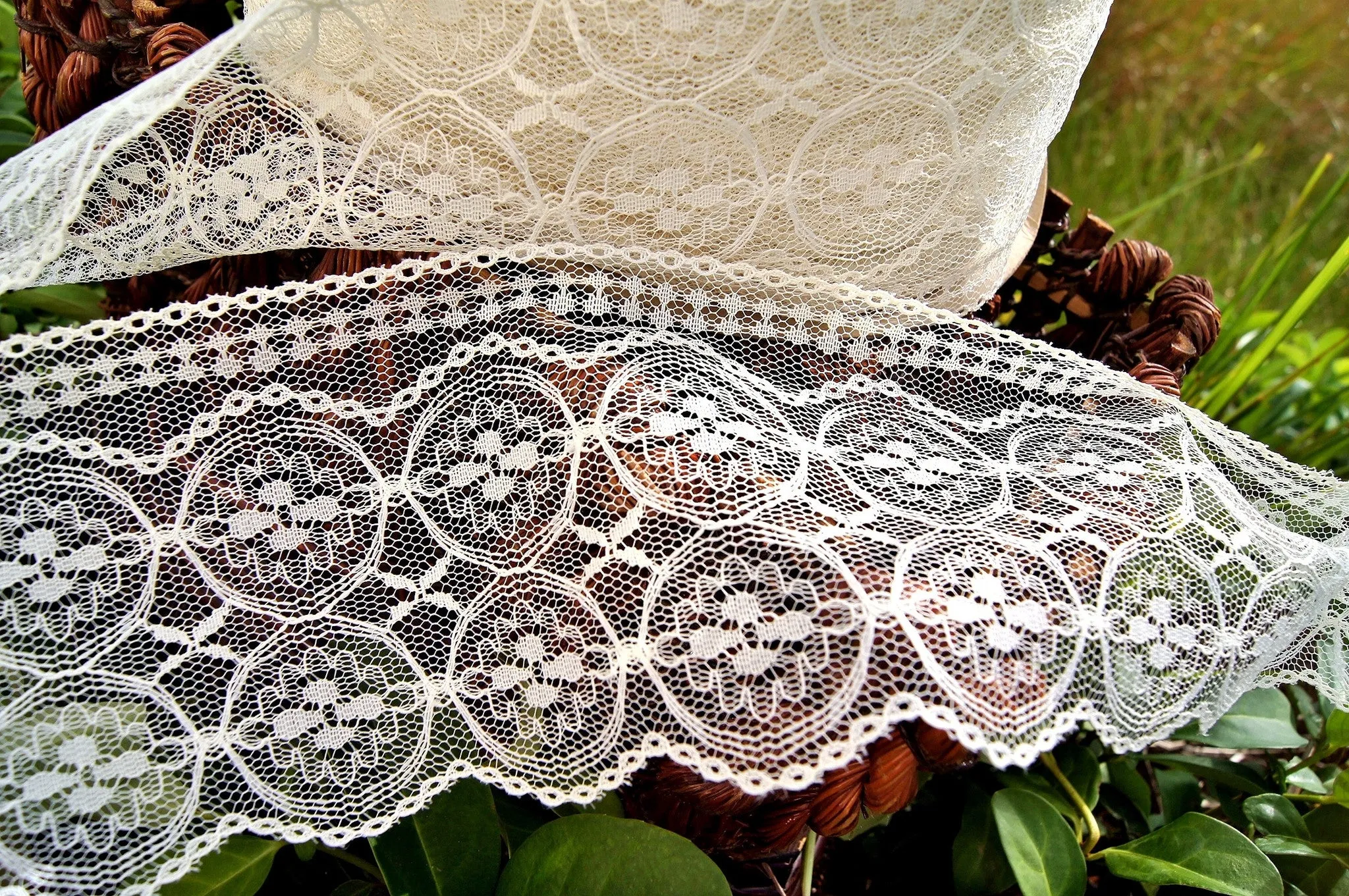 Medallion Cream Scalloped Lace Trim 4½" wide