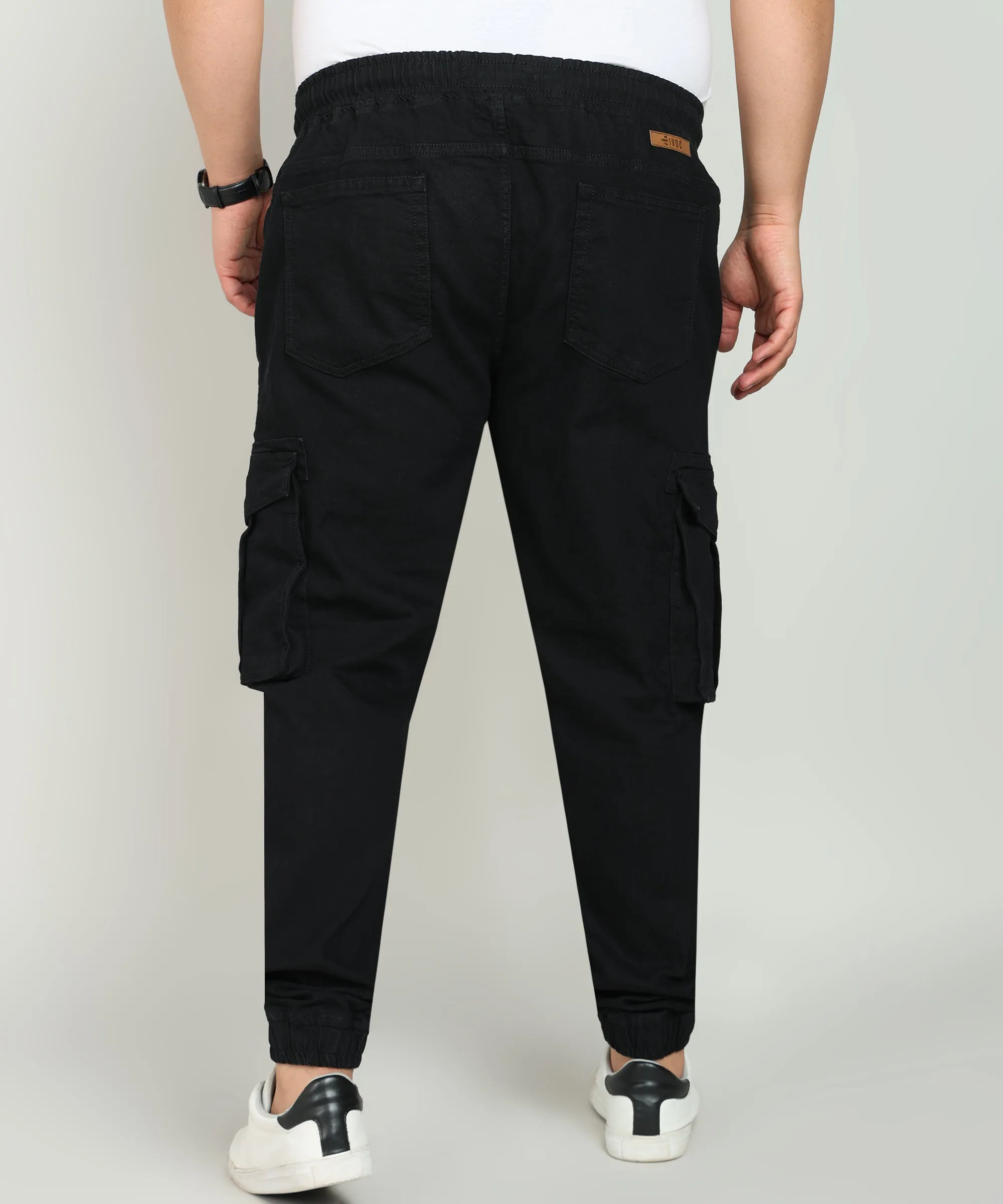 Men Black Regular Fit Solid Cargo Jogger Jeans