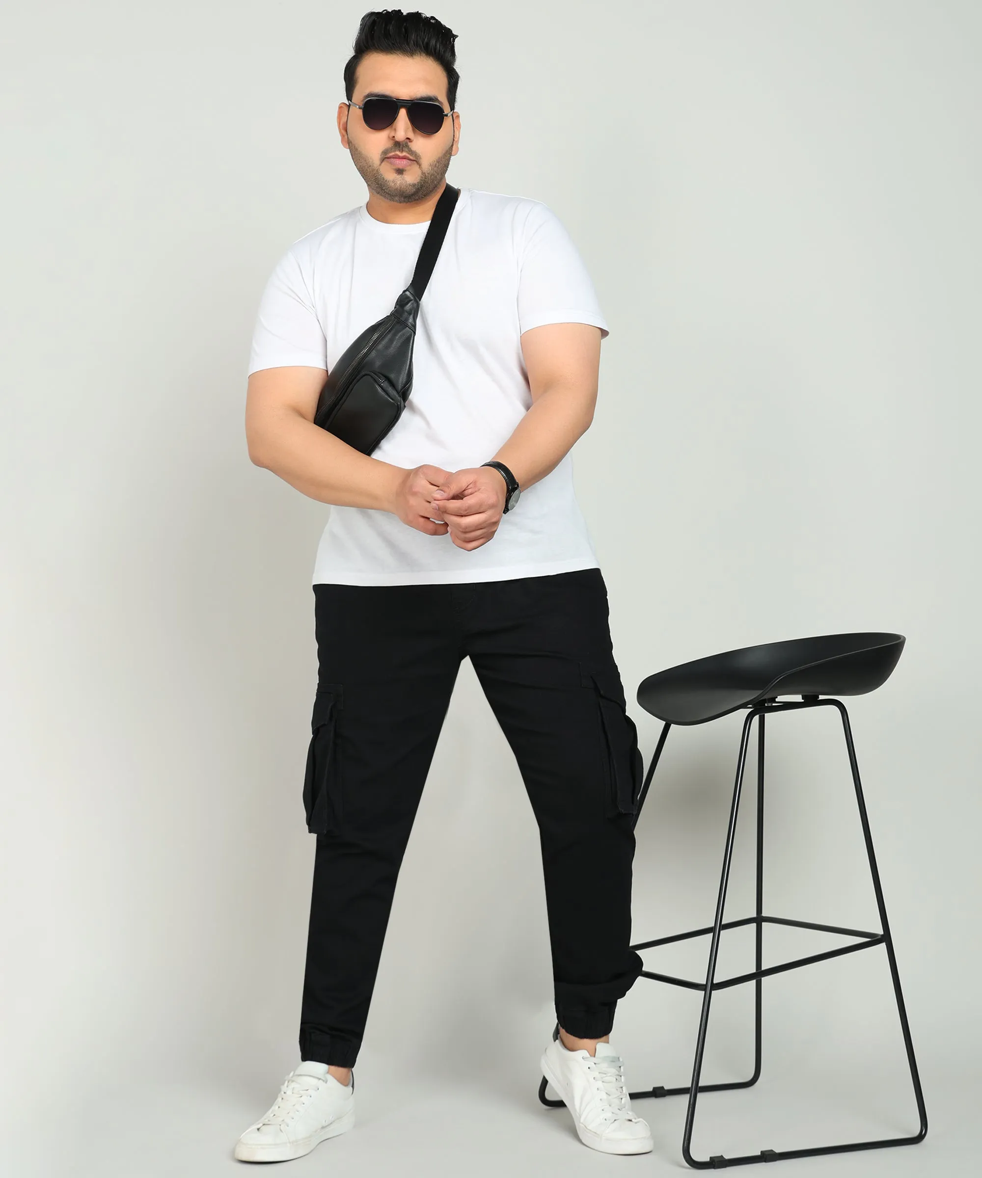 Men Black Regular Fit Solid Cargo Jogger Jeans