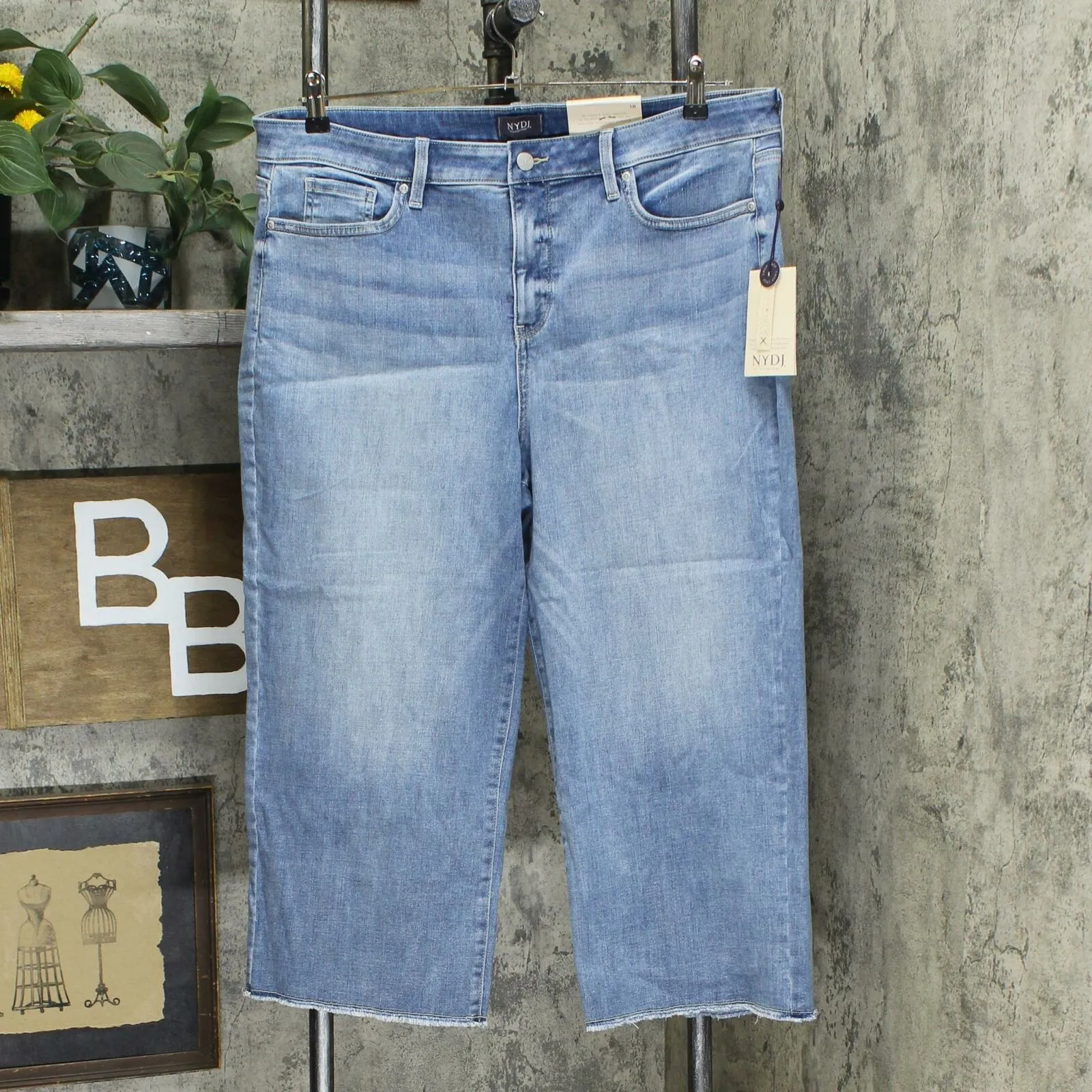 NWT NYDJ Women's Coheed Wide Leg Capri Fray Hem Jeans. A377700 18