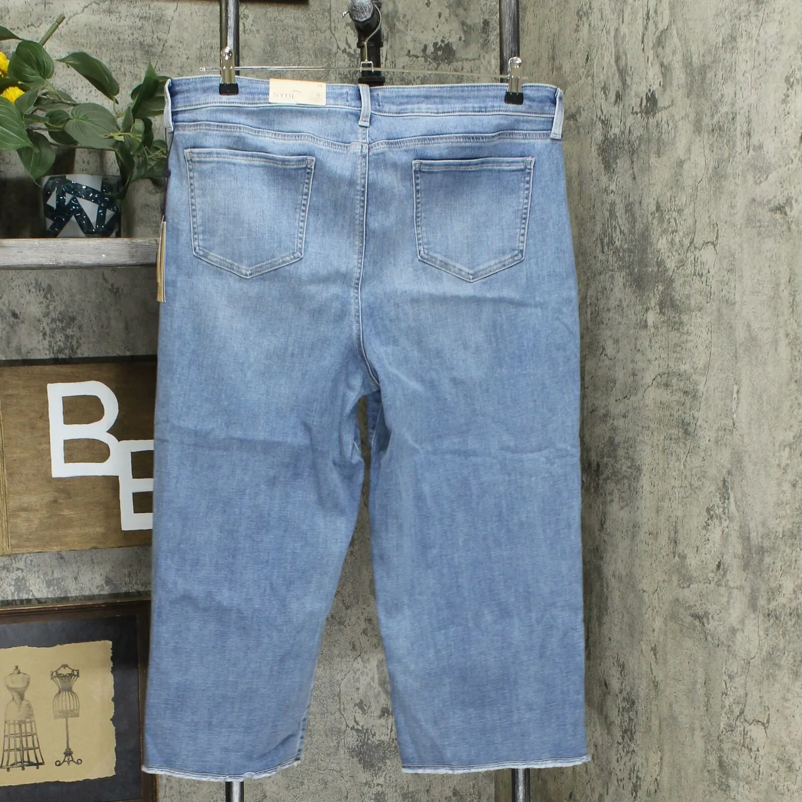 NWT NYDJ Women's Coheed Wide Leg Capri Fray Hem Jeans. A377700 18
