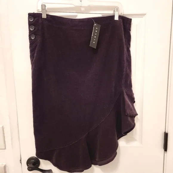 NWT Sisley ITALY corduroy brown flounce skirt size 44. MED.