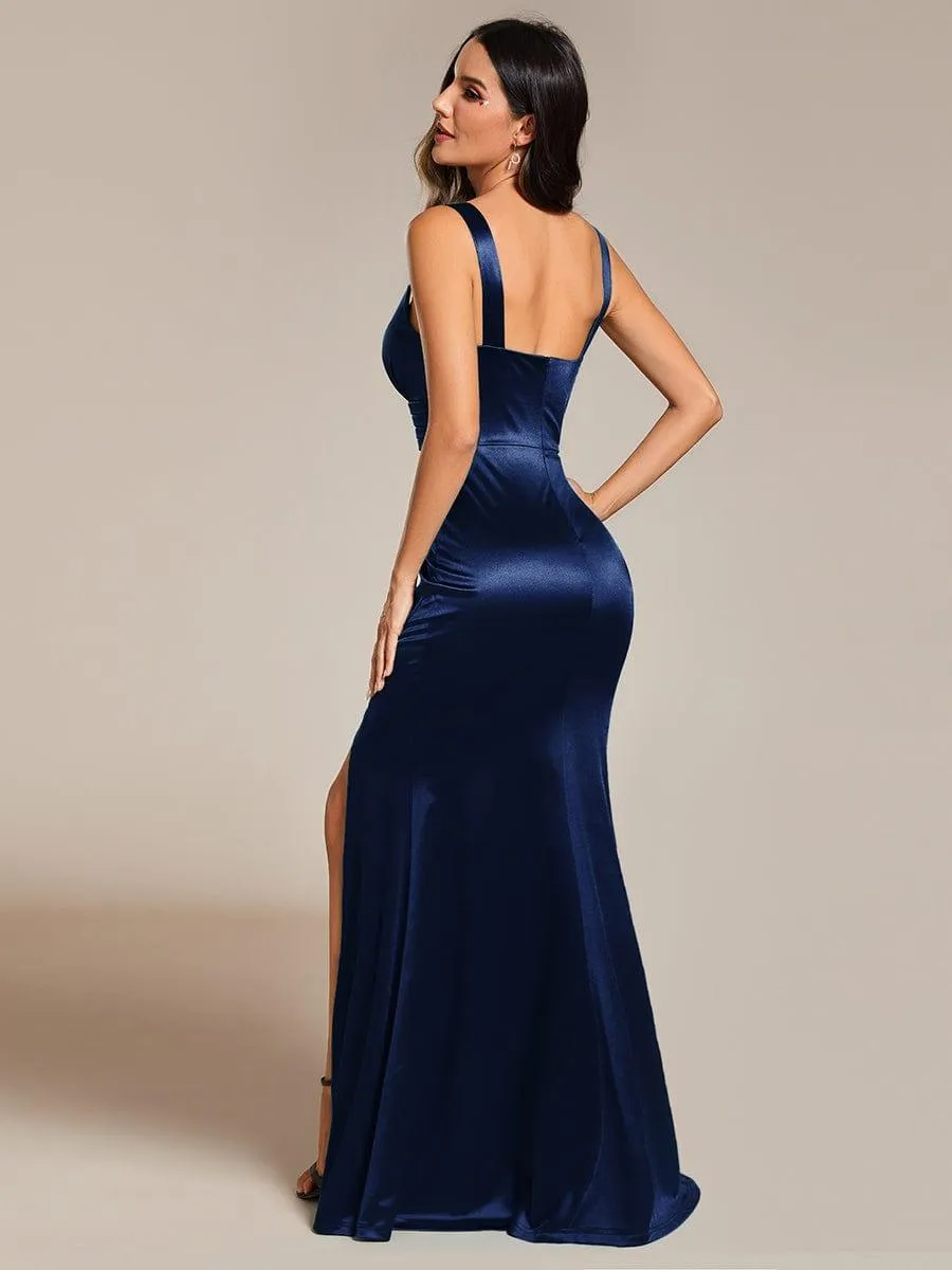 Robe de soirée plissée en satin à fente haute et col en V à bretelles spaghetti