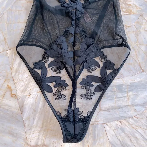 VICTORIA’S SECRET Embroidered V-Wire Teddy XS Black Floral Halter Bodysuit New
